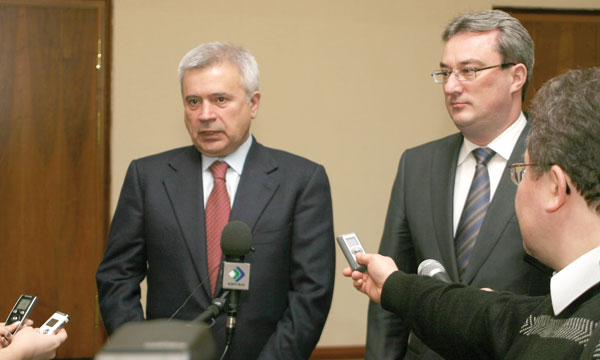 В. Гайзер (справа) и В. Алекперов отвечают на вопросы журналистов