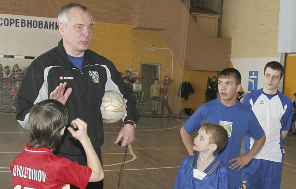 И. Бугаев дает усинским мальчишкам задание на тренировку