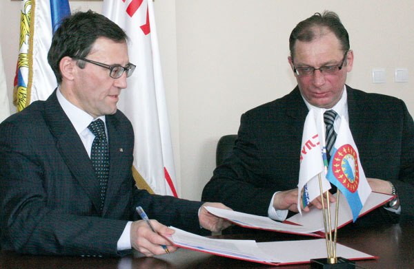 А. Хабибуллин (слева) и А. Безумов во время подписания соглашения