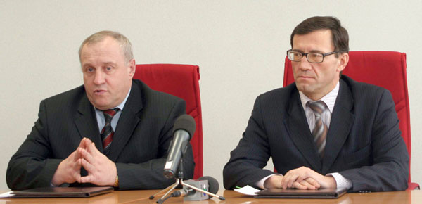 А. Хабибуллин (справа) и П. Дитятев проводят пресс-конференцию после подписания соглашения