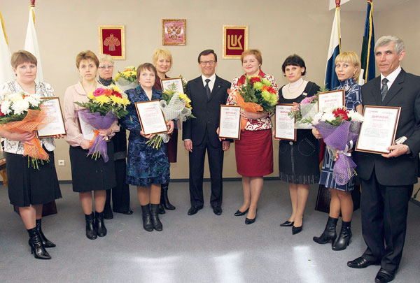 А. Хабибуллин (в центре) с победителями конкурса