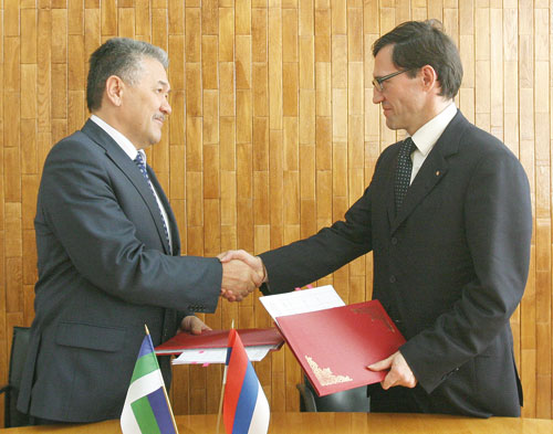 А. Тян (слева) и А. Хабибуллин после подписания соглашения