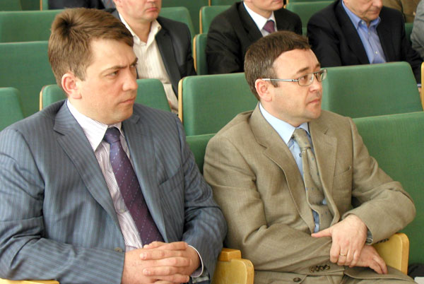 А. Бадыков (справа) во время заседания