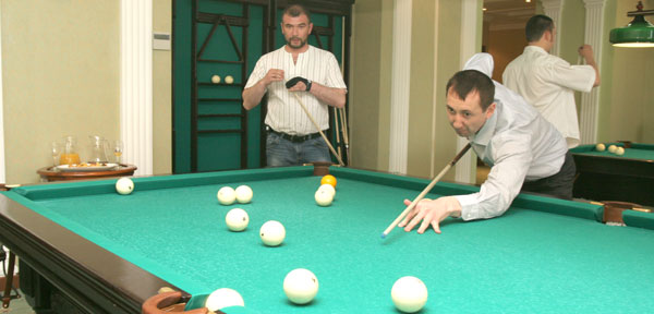 играют (справа налево) О. Рубанский (1 место) и Р. Калинин (3 место)