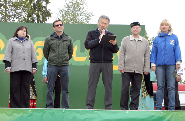 (слева направо) Г. Бадрутдинова, А. Хабибуллин, А. Тян, С. Кажаев и Т. Капийчук открывают республиканский Сабантуй в Усинске