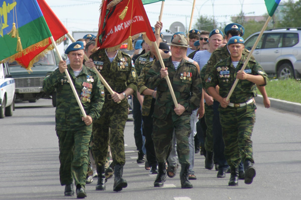 парадный марш по городу – в передней шеренге (слева направо) ветераны ВДВ А. Коновалов, И. Царев и А. Мякотин