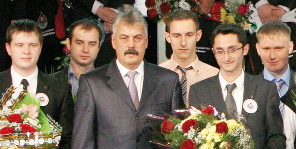 Ю. Медведев с молодежью