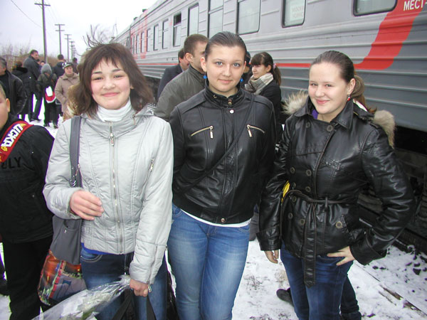(слева направо) Н. Федорова, Л. Кашфуллина и А. Новоселова на усинском вокзале