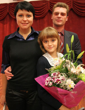 Павел и Оксана Аринины радуются школьным успехам дочери Валерии