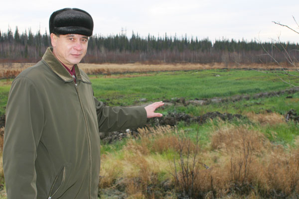 В. Иванов на фоне восстановленных земель