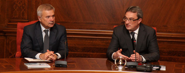 В. Алекперов (слева) и В. Гайзер перед подписанием Соглашения