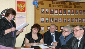 Ч. Попова (слева) и В. Безрук (в центре) во время пленума