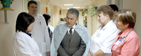 А. Тян и его заместитель Т. Николаева (слева) беседуют с медиками