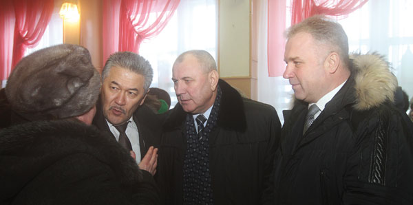 (cправа налево) П. Оборонков, В. Безрук и А. Тян увлечены разговором