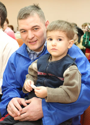 самый заботливый папа Р. Нурисламов с сынишкой