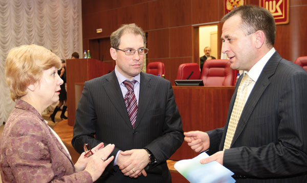 Н. Кулябов (в центре) и В. Руденко в кулуарах одного из мероприятий патриотической направленности