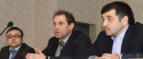 (слева направо) депутаты А. Бадыков, Н. Кулябов и Н. Такаев на встрече с представителями УК