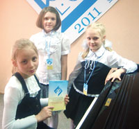 (слева направо) Евгения Скорова, Валерия Пишинская и Яна Сергеева