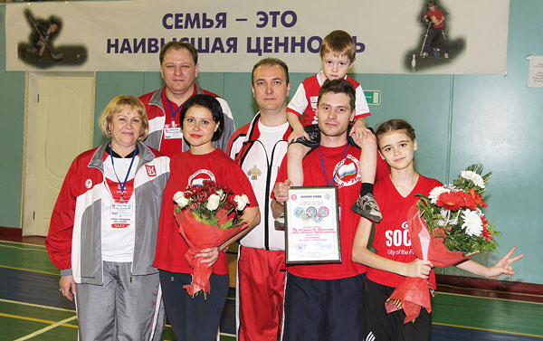 семья Арининых, Т. Полякова и В. Фучижи (крайние слева в первом и втором ряду), а также председатель профкома северного ТПП П. Мартынов (в центре)