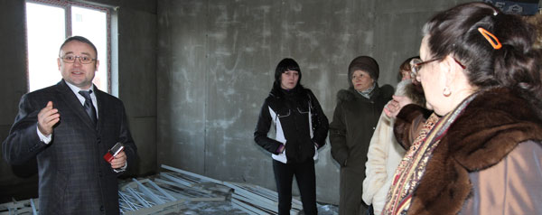 А. Бадыков вместе с будущими жильцами на строительстве жилого дома (апрель 2011 года)