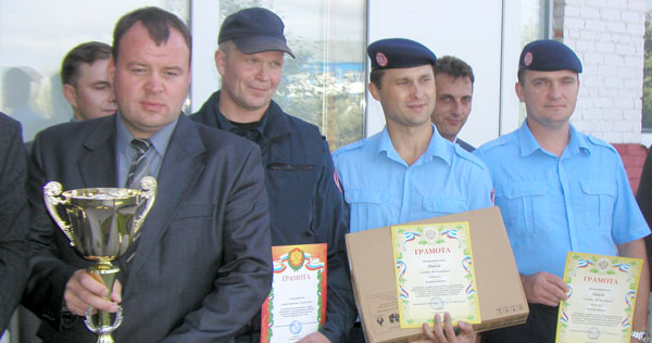 Ю. Трошин (с кубком) и его коллеги