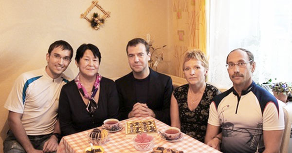Д. Медведев за чаем в нарьян-марской семье