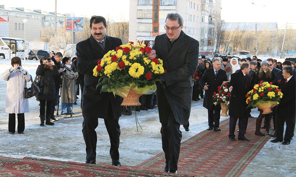 В. Гайзер (справа) и С. Хахалкин возлагают цветы к памятнику воинам трех поколений