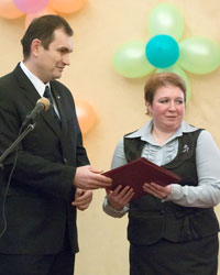 Владимир Гуляев вручает сертификат директору школы Виктории Частиковой