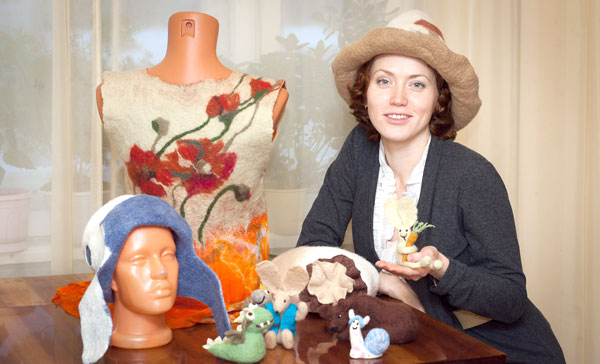 Светлана Павлова на фоне своих изделий