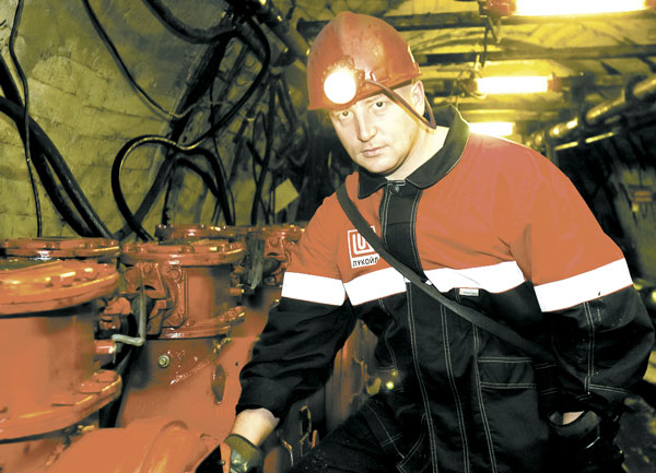 горный мастер добычи нефти Илья Белоусов производит проверку крепления пускового устройства насосного оборудования
