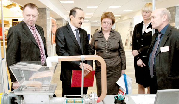 М. Бондаренко и Е. Гайдаш (в центре) знакомятся с продукцией участников выставки