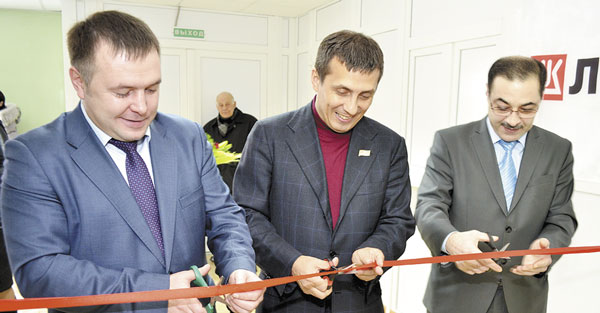 (слева направо) Д. Кирьяков, И. Леонов и К. Бегагаев разрезают ленточку у входа в поликлинику Нижнего Одеса