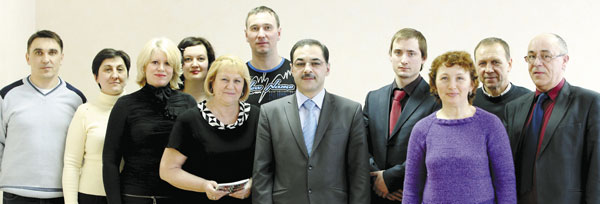 участники собрания (в первом ряду в центре – Т. Полякова и К. Бегагаев; крайний справа – Л. Степанов)