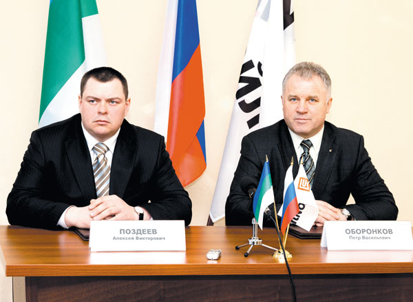 П. Оборонков (справа) и А. Поздеев перед подписанием соглашения