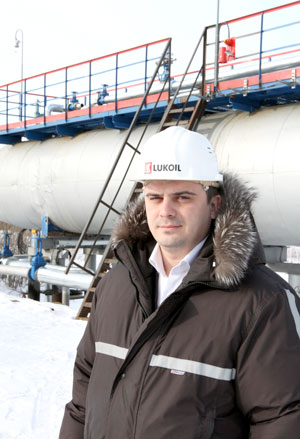 А. Курносов на фоне нового нефтегазосепаратора