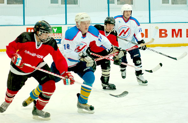 участники юбилейного турнира – хоккеисты Яреги и Нижнего Одеса (в белой форме)