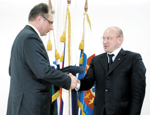 И. Федоров (справа) и А. Безумов обмениваются крепким рукопожатием