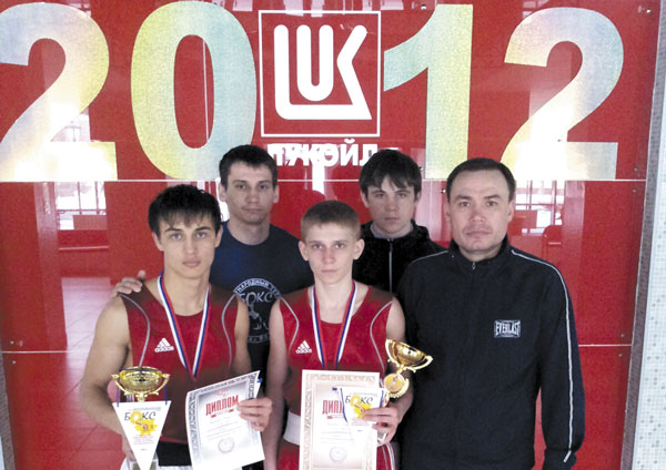 (слева направо) медалисты Денис Галлямов, Егор Чибизов, Игорь Акименко, Даниил Кулеша и тренер Наиль Галиуллов