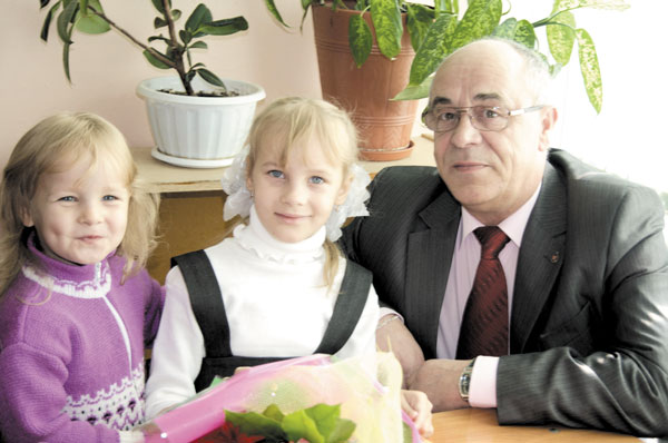 Л. Степанов в школе с внучками Юлей и Наташей