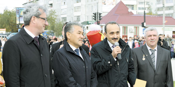 (слева направо) В. Гайзер, А. Тян, М. Бондаренко и В. Симонов на открытии памятника нефтянику