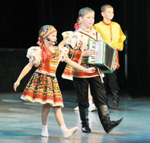 Выступают юные артисты усинского ДК; на фестивале в Нарьян-Маре