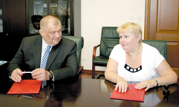 Н. Ковалевская и директор ТПП «ЛУКОЙЛ-Севернефтегаз» А. Болсун подписывают очередное соглашение о сотрудничестве