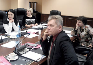 Председатель профкома ТПП «ЛУКОЙЛ-Усинскнефтегаз» Ю. Каршицкий (на первом плане) и другие участники семинара