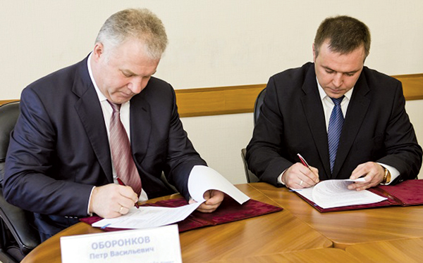 П. Оборонков (слева) и Д. Кирьяков подписывают соглашение