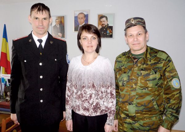 А. Тиранов (слева), О. Чуркина и В. Диденко в Белокалитвинском кадетском казачьем корпусе