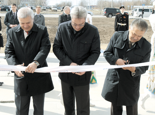 (слева направо) В. Алекперов, В. Гайзер и А. Тян открывают «Рассвет»