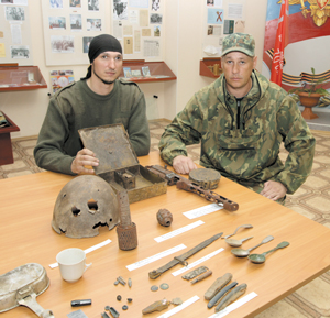 Юрий (справа) и Дмитрий с новыми экспонатами в музее