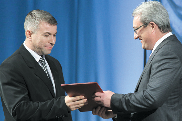 В. Гайзер вручает заслуженную награду сотруднику «ЛУКОЙЛ-Коми» А. Белкину