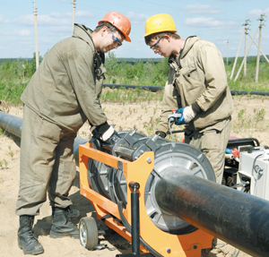 монтаж нового пластикового трубопровода на Усинском месторождении