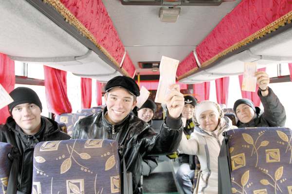 Усинские ребята со своими счастливыми билетами в Пермь